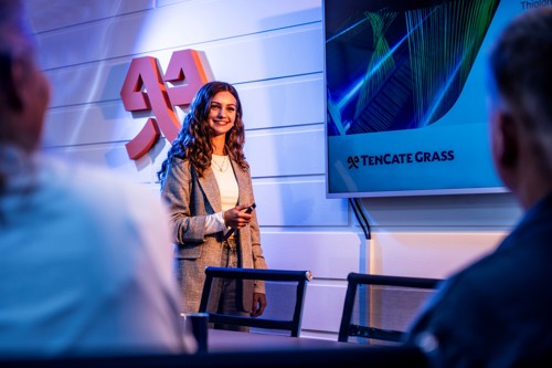 Tamara Burgers geeft een presentatie bij TenCate