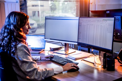 Tamara Burgers aan het werk bij TenCate